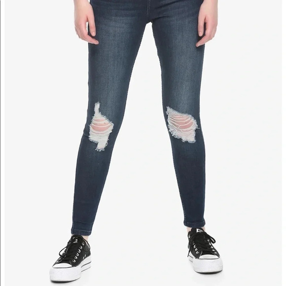 🌸NEW🌸 HOT TOPIC Ultra Hi-Rise Crop Jegging - Picture 3 of 10